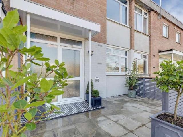 Flat for sale in Stoneleigh, Ewell