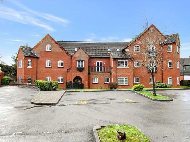 Flat for sale in Tricketts Cross, Ferndown