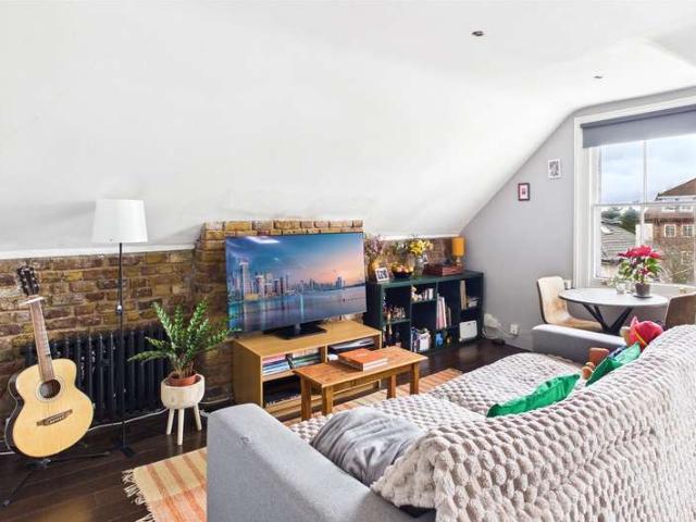 Flat for sale in Streatham, Greater London