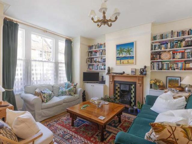Flat for sale in Summerstown, Greater London