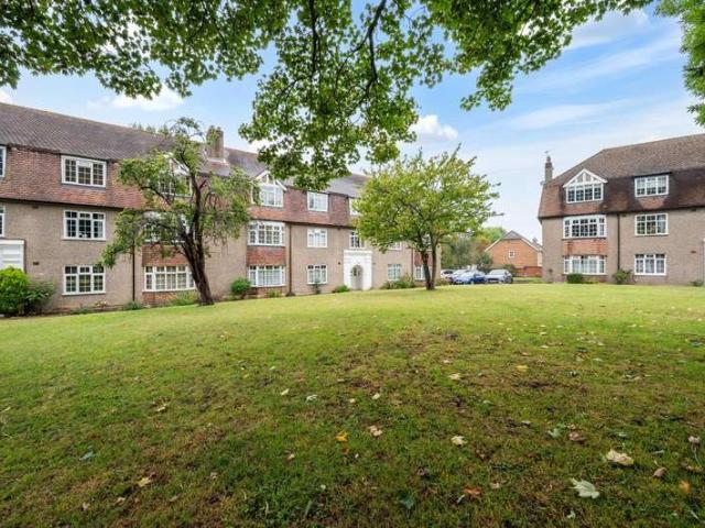 Flat for sale in Stoneleigh, Ewell