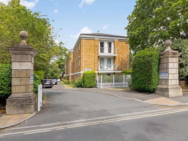 Flat for sale in East Dulwich, Greater London
