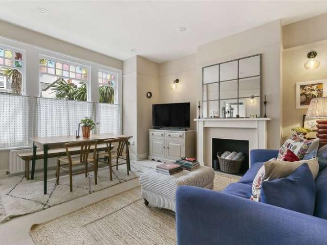 Flat for sale in Furzedown, Greater London