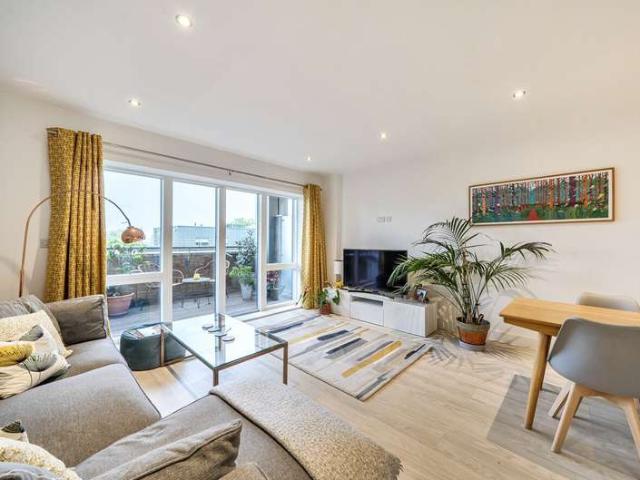 Flat for sale in London Borough of Croydon, Greater London