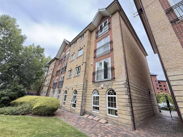 Flat for sale in Salford Quays, Salford