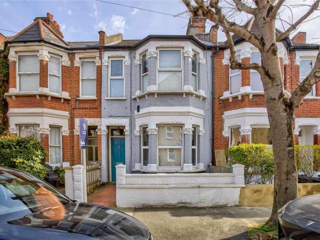 Flat for sale in Furzedown, Greater London