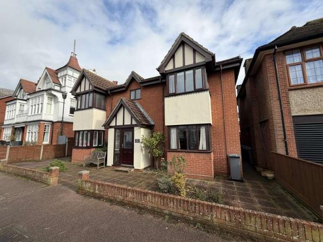 Flat for sale in Walton, Eastbridge