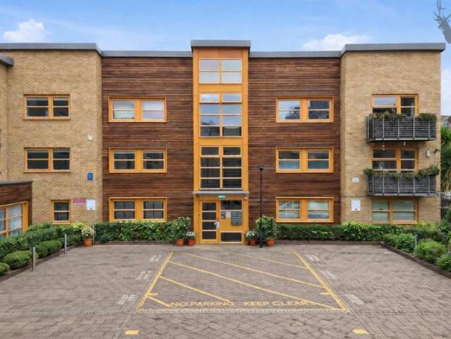 Flat for sale in Bromley-by-Bow, Greater London