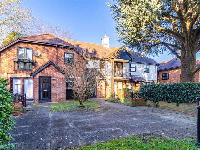 Flat for sale in Radlett, Hertfordshire