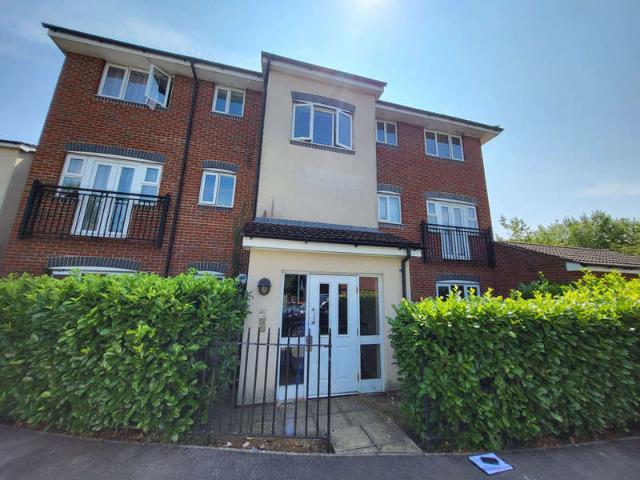 Flat for sale in Dunstable, Bedfordshire