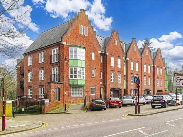 Flat for sale in Radlett, Hertfordshire