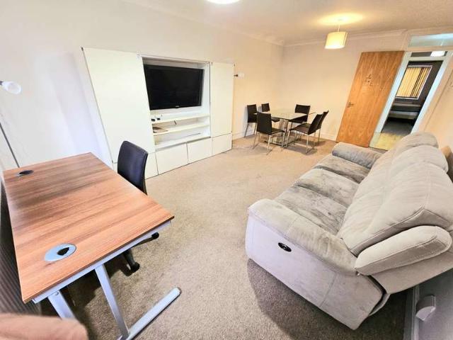 Flat for sale in Lane, Greater London