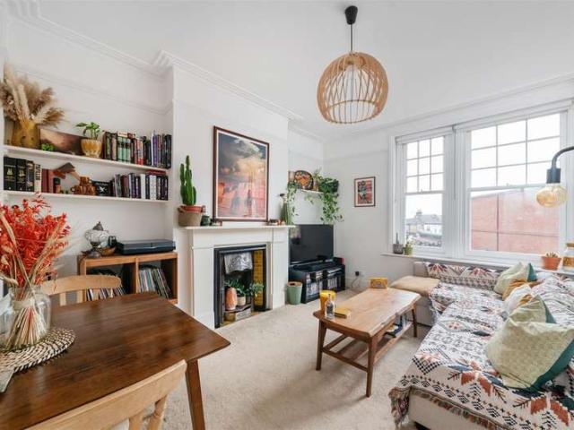Flat for sale in London Borough of Merton, Merton Park