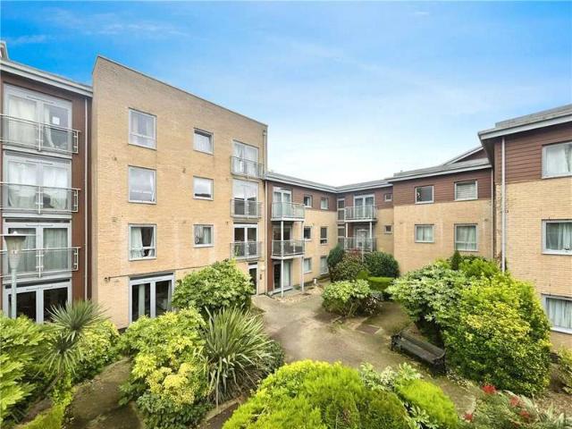 Flat for sale in Easthampstead, Bracknell