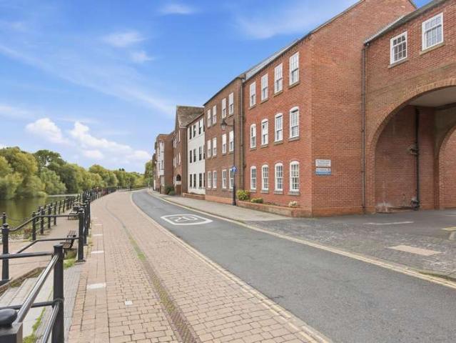 Flat for sale in Catchems End, Wyre Forest