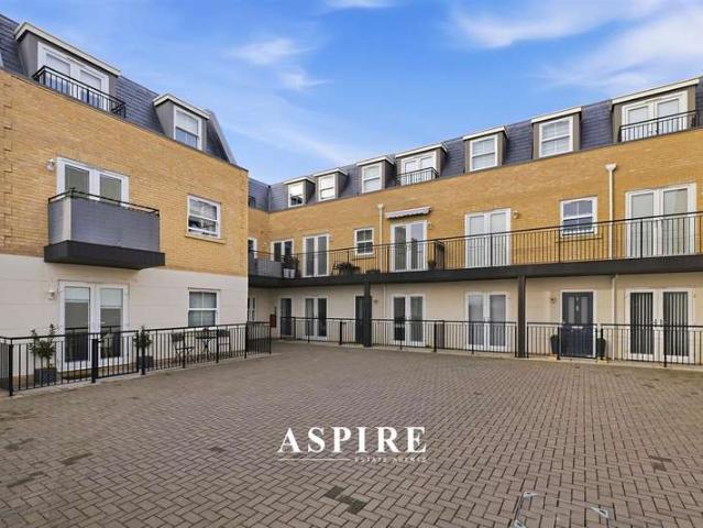 Flat for sale in South Benfleet, Essex