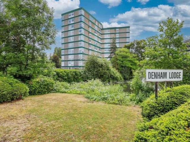 Flat for sale in Denham