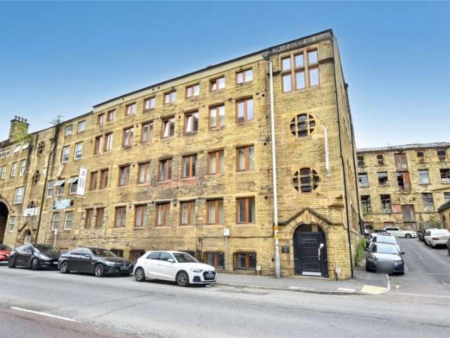 Flat for sale in West Yorkshire