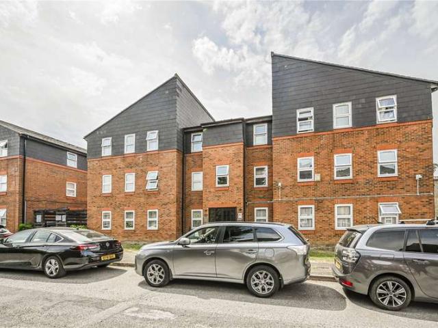 Flat for sale in Palmers Green, Greater London