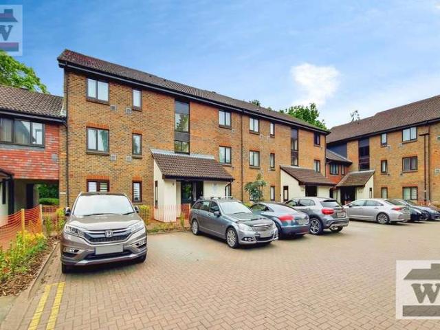 Flat for sale in London Borough of Hounslow, Greater London