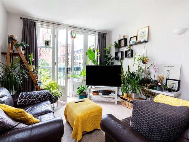 Flat for sale in Old Ford, Bow
