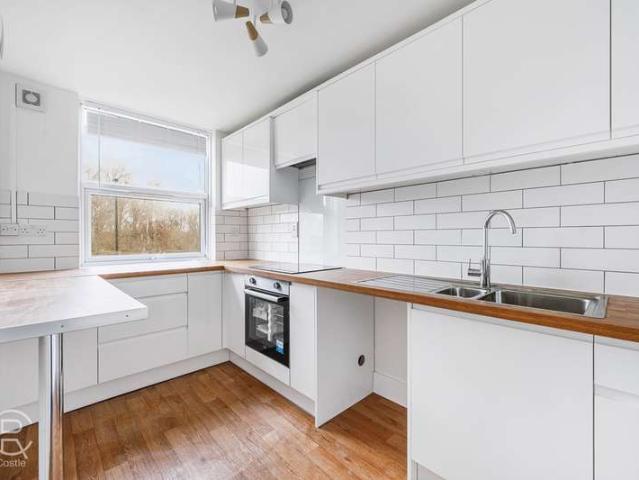 Flat for sale in London Borough of Ealing, Greenford