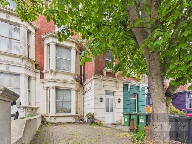 Flat for sale in Blacklands, Guestling Green
