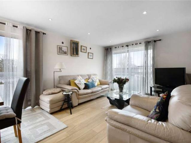 Flat for sale in London Borough of Southwark, Greater London