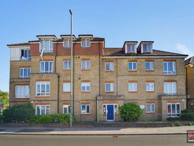 Flat for sale in Littleton Common, Lower Halliford