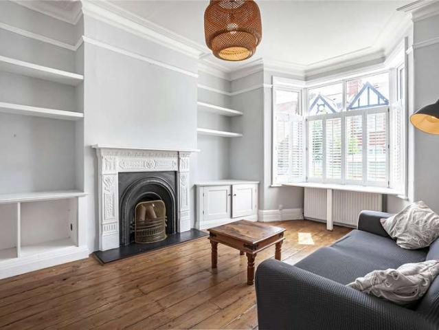 Flat for sale in Furzedown, Greater London