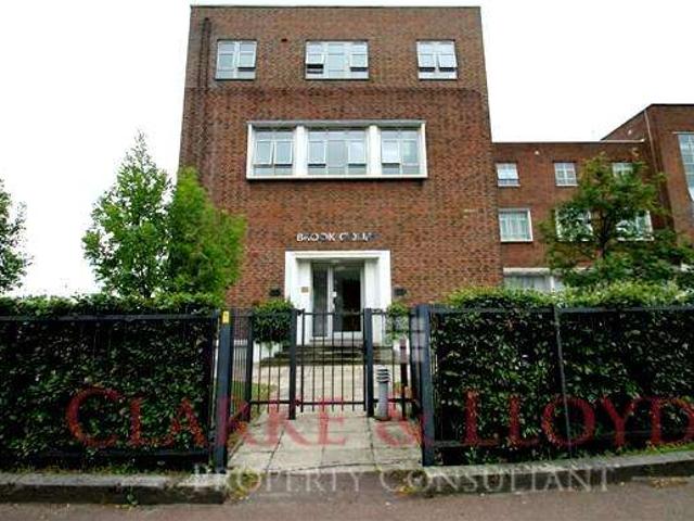 Flat for sale in Thames View, Greater London