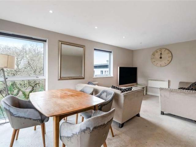 Flat for sale in London Borough of Southwark, Greater London