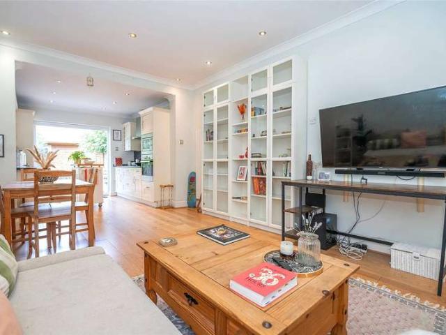 Flat for sale in Bowes Park, Greater London