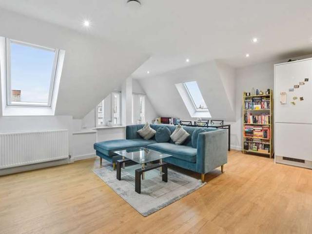 Flat for sale in London Borough of Ealing, Hanwell