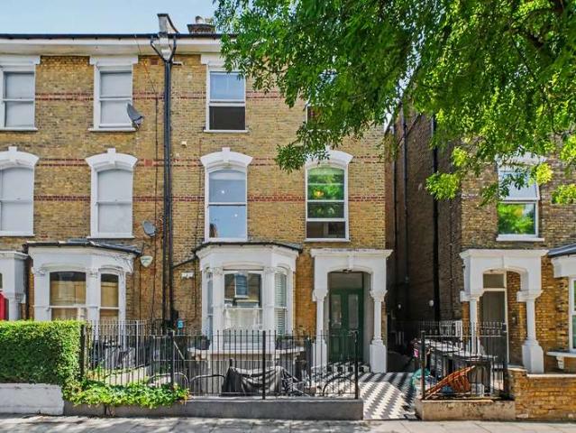 Flat for sale in Brownswood Park, Stoke Newington