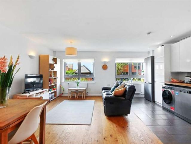 Flat for sale in London Borough of Southwark, Greater London
