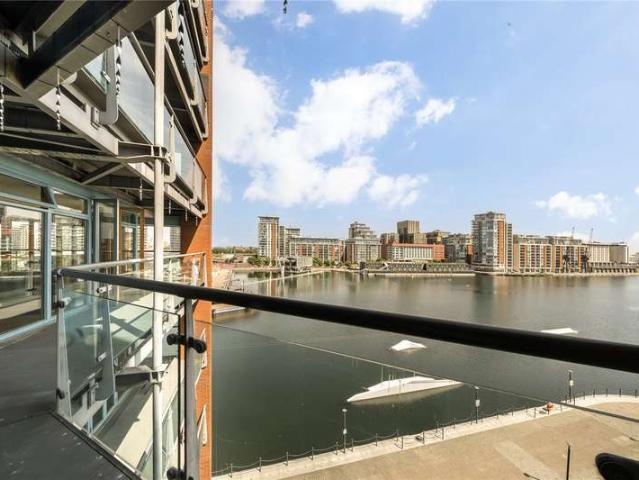 Flat for sale in Silvertown, Greater London
