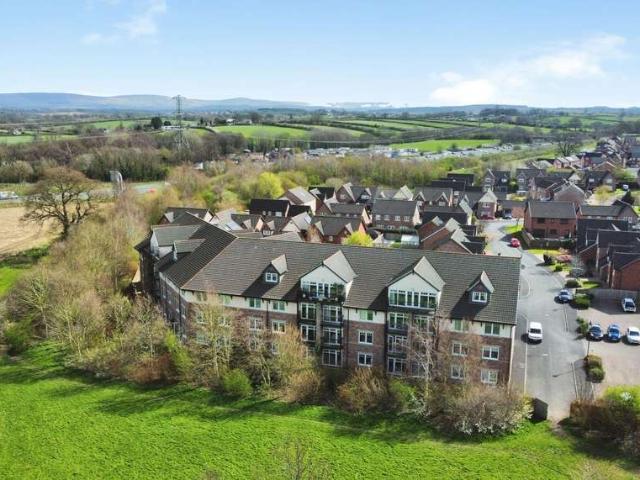 Flat for sale in Garlands