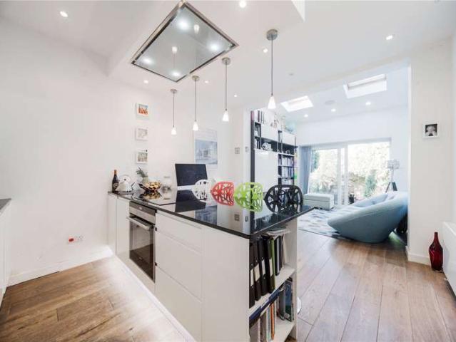 Flat for sale in New Southgate, Greater London