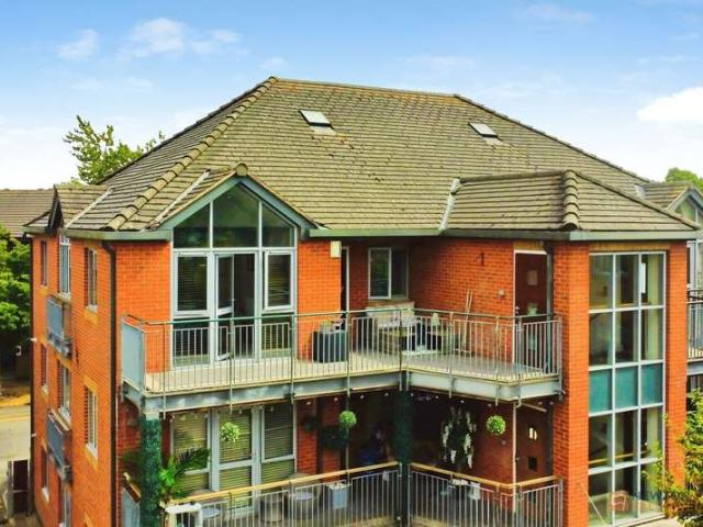 Flat for sale in Syston, Elmfield