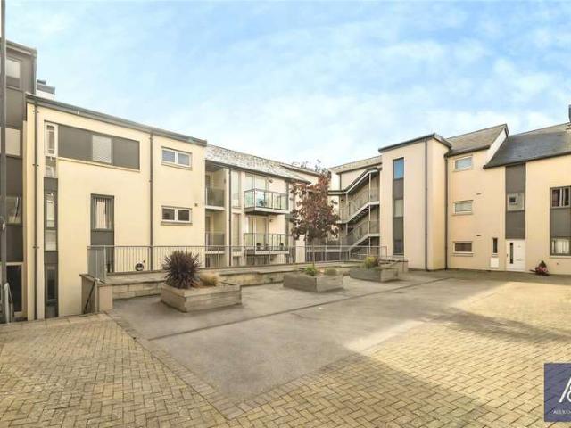 Flat for sale in Brackley, West Northamptonshire