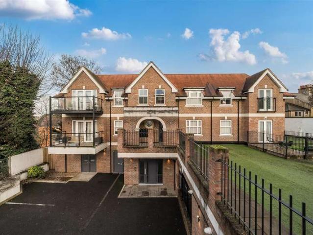 Flat for sale in Connaught Park, Bushey