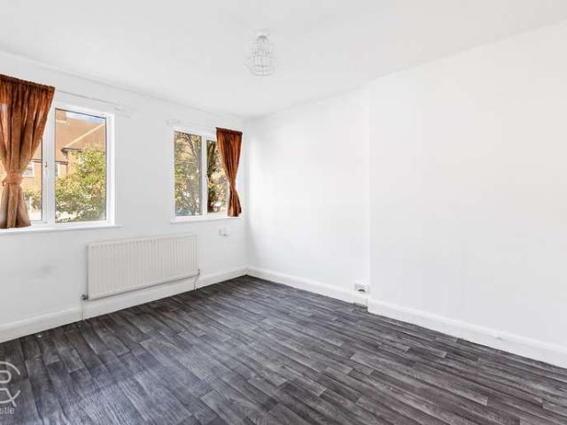 Flat for sale in London Borough of Ealing, Greenford
