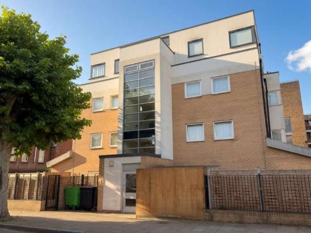 Flat for sale in Stamford Hill, Greater London