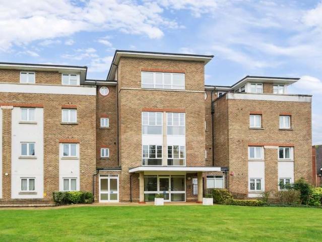 Flat for sale in Little Stanmore, Greater London