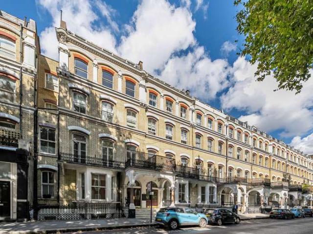 Flat for sale in Earl's Court, Greater London