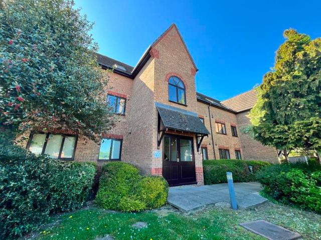 Flat for sale in Harold Wood, Greater London