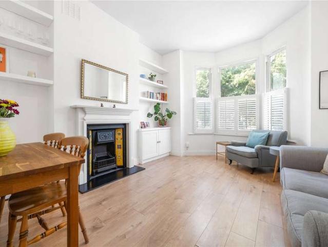 Flat for sale in London Borough of Southwark, Greater London