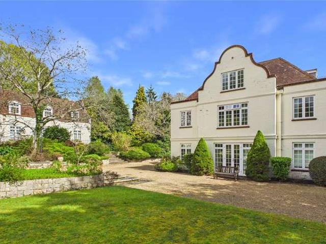 Flat for sale in Heol-las, Surrey