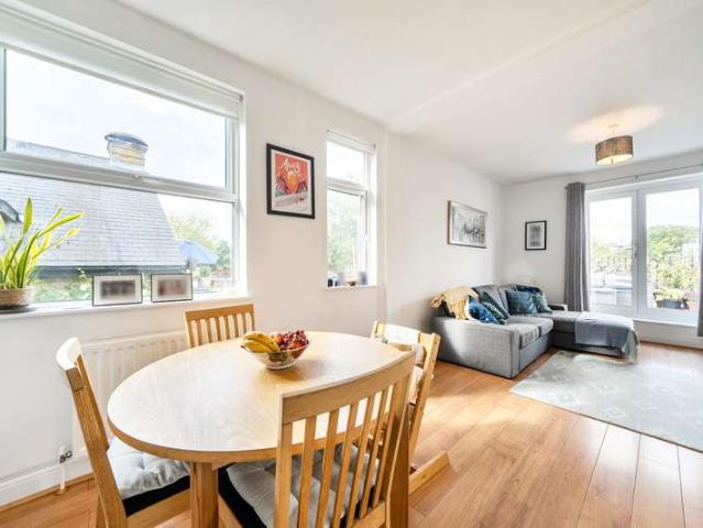 Flat for sale in Surbiton, Greater London